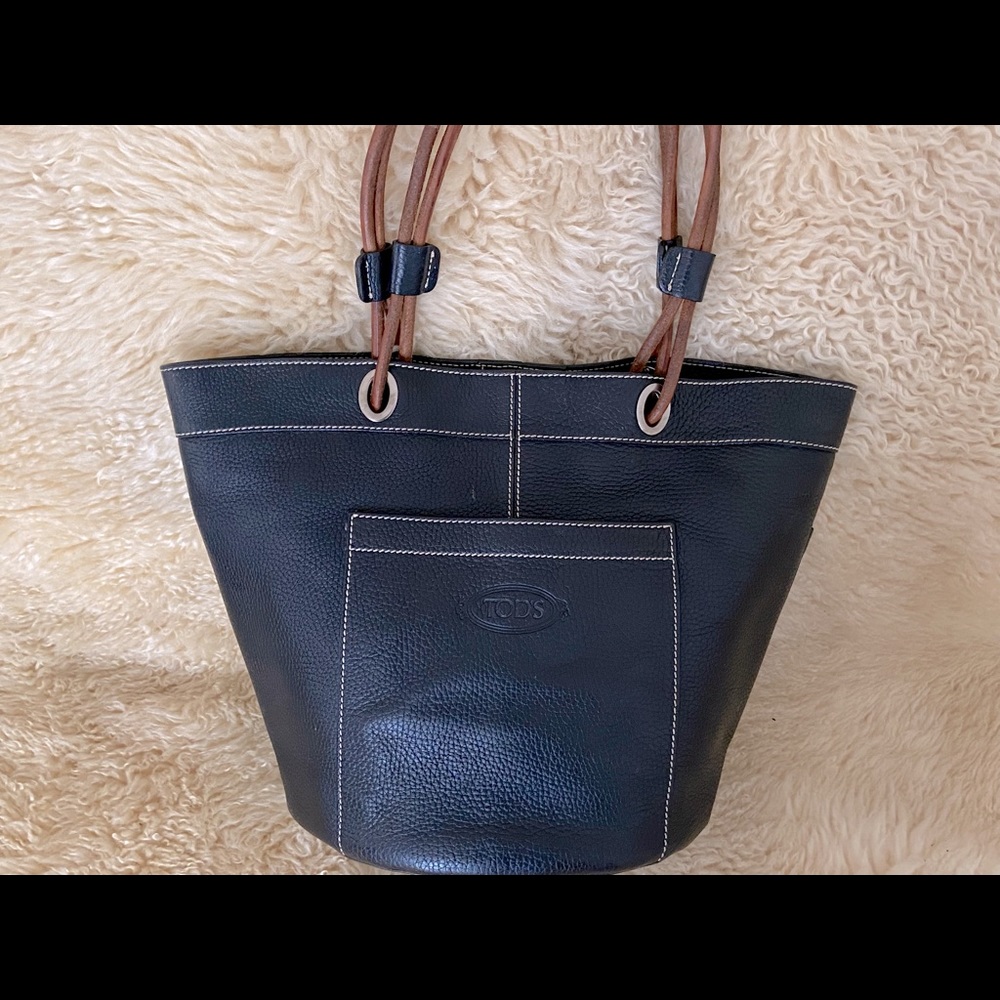 Vintage black Tod’s handbag with double handles, great for summer!